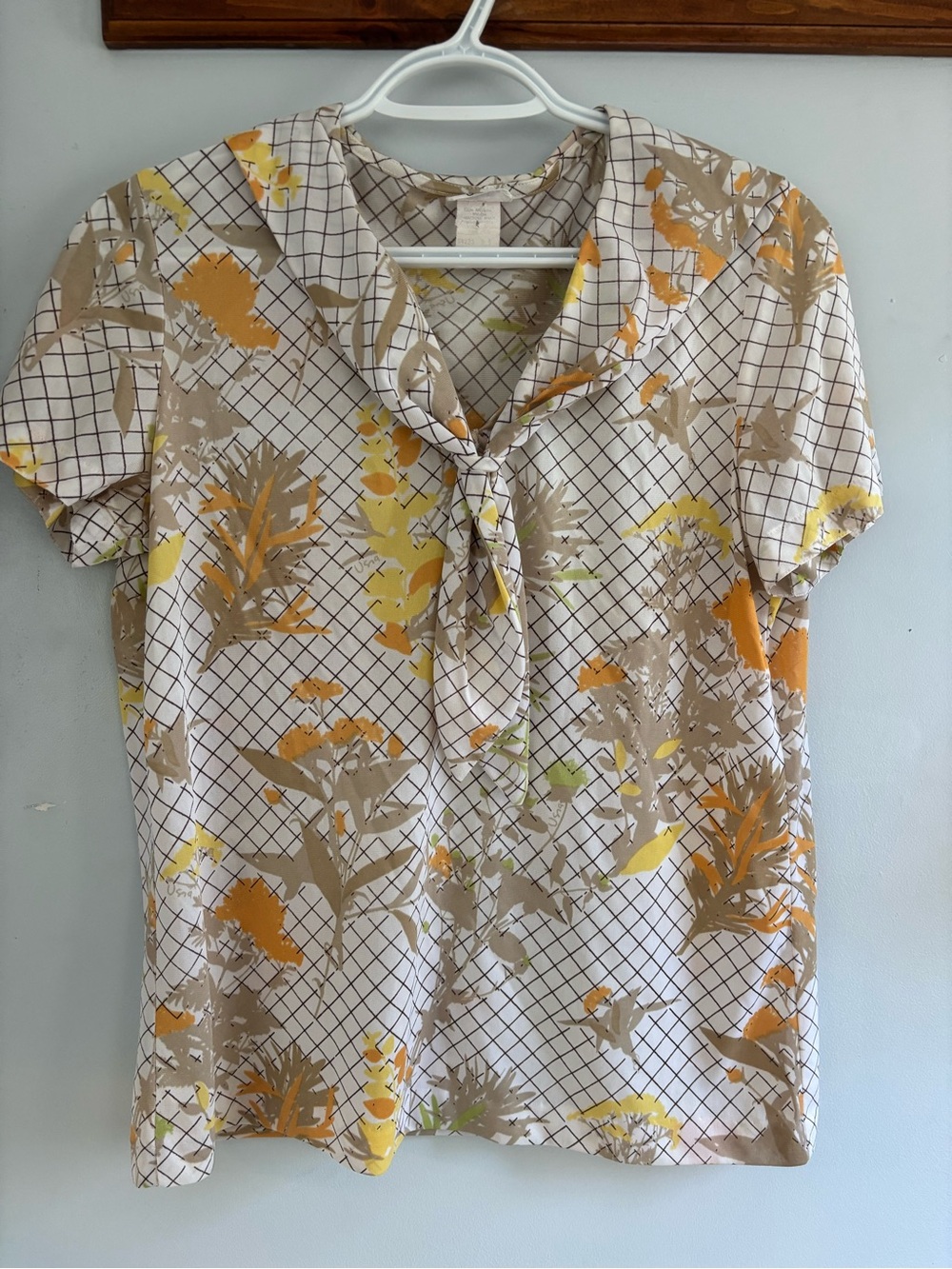 Women’s white Floral Tie-Neck Short Sleeve Blouse